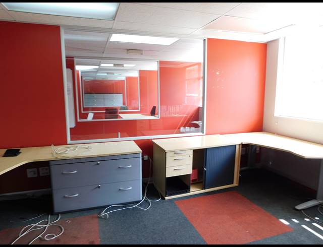 1,380M² OFFICE TO LET IN FERNDALE